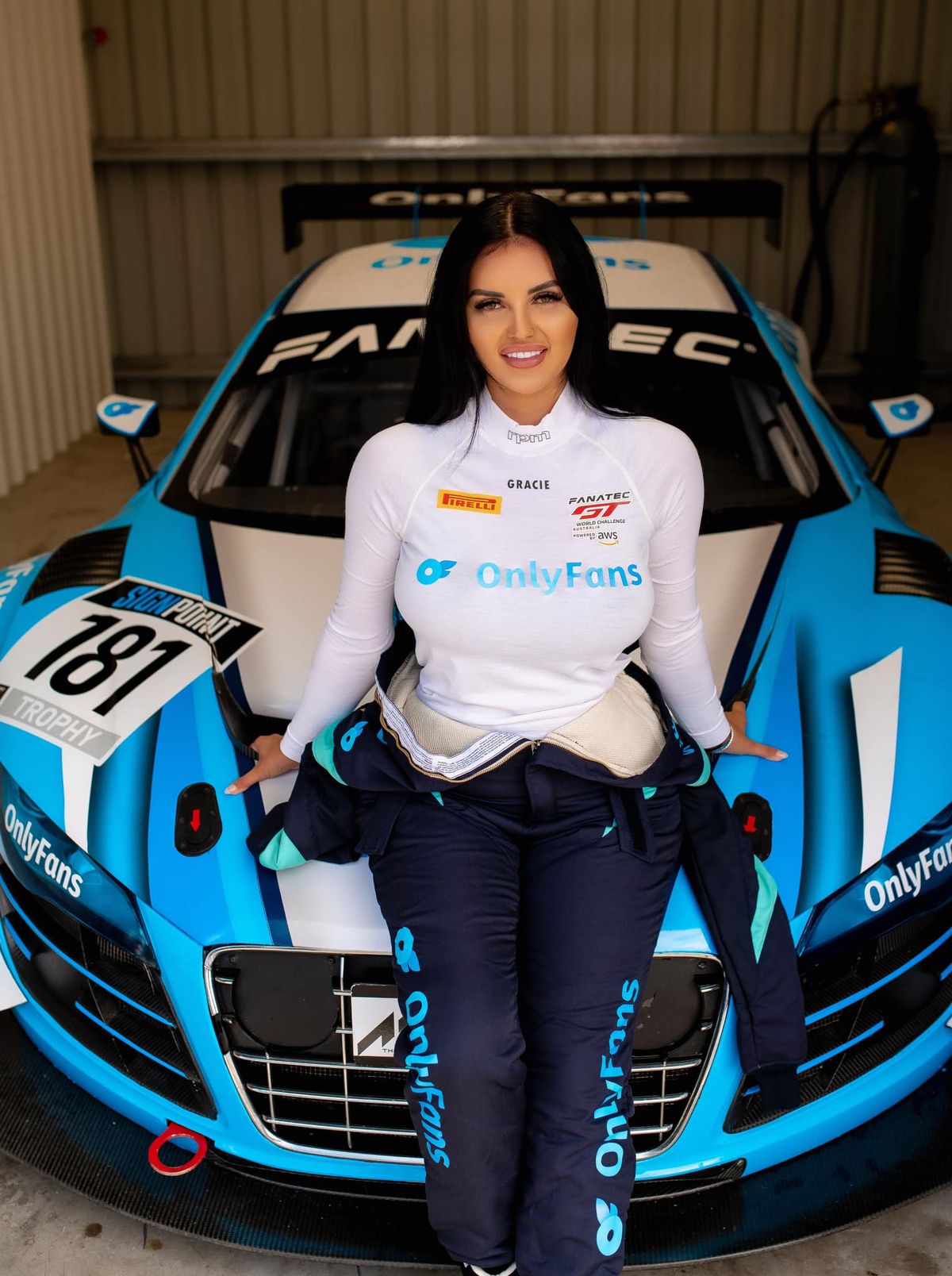 Ce pierduse motorsportul! Cea mai îndrăzneață femeie-pilot a revenit la curse, după ce se lansase în industria pentru adulți: „Voi continua să postez fotografii obraznice”