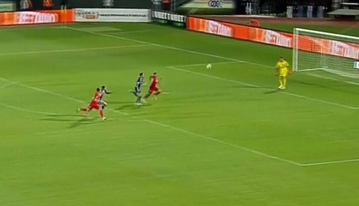 Penalty dictat în Chindia - CSA Steaua după 50 de secunde! Fostul atacant de la Dinamo, decisiv în startul meciului