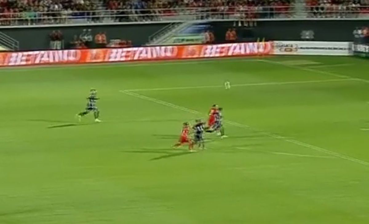 Penalty dictat în Chindia - CSA Steaua după 50 de secunde! Fostul atacant de la Dinamo, decisiv în startul meciului