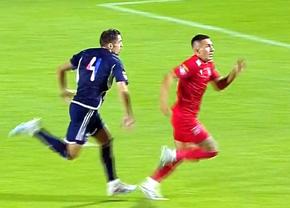 Penalty incredibil dictat în Chindia - CSA Steaua, după 50 de secunde! Fostul atacant de la Dinamo s-a împiedicat și l-a păcălit pe arbitru