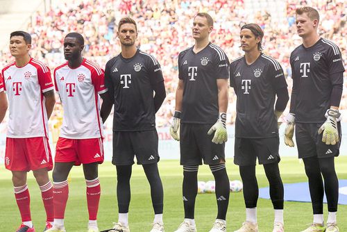 Manuel Neuer (in centru) va lipsi încă jumătate de an. Foto: Imago Images