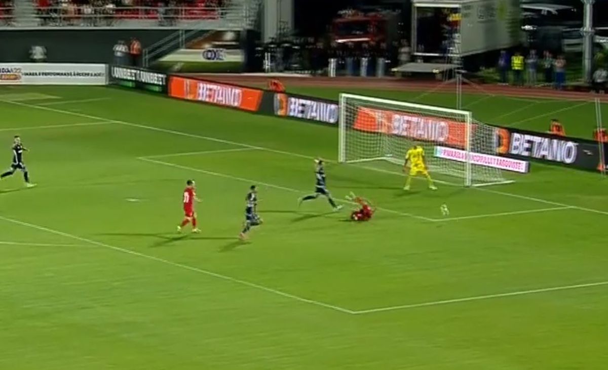 Penalty dictat în Chindia - CSA Steaua după 50 de secunde! Fostul atacant de la Dinamo, decisiv în startul meciului
