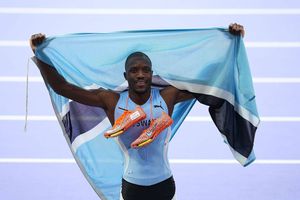 Letsile Tebogo câștigă finala de 200 m pe Stade de France, primul aur olimpic din istoria Botswanei! » Americanul Noah Lyles a fost scos în scaun cu rotile după probă