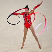 Annaliese Drăgan, în calificările de la gimnastică ritmică, în Arena Porte de La Chapelle din Paris / FOTO: Raed Krishan (GSP.ro)