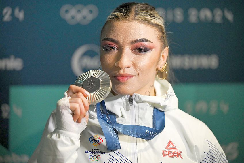 Mihaela Cambei cu medalia olimpică de argint Foto: Raed Krishan (Paris)