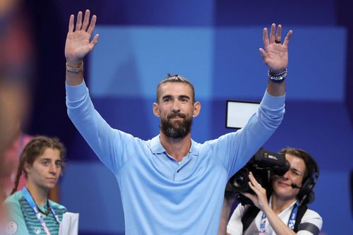 Michael Phelps salutând publicul în La Defense Arena din Paris Foto: Imago