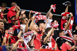 Ultrașii lui Dinamo l-au înjurat pe Ion Iliescu » „Imnul Golanilor”, cântat înainte de meciul cu Metaloglobus