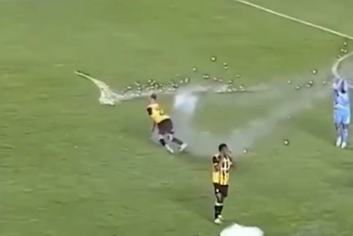 Juan Godoy (The Strongest) a fost rănit la testicule de o rachetă lansată în teren de propriii suporteri!