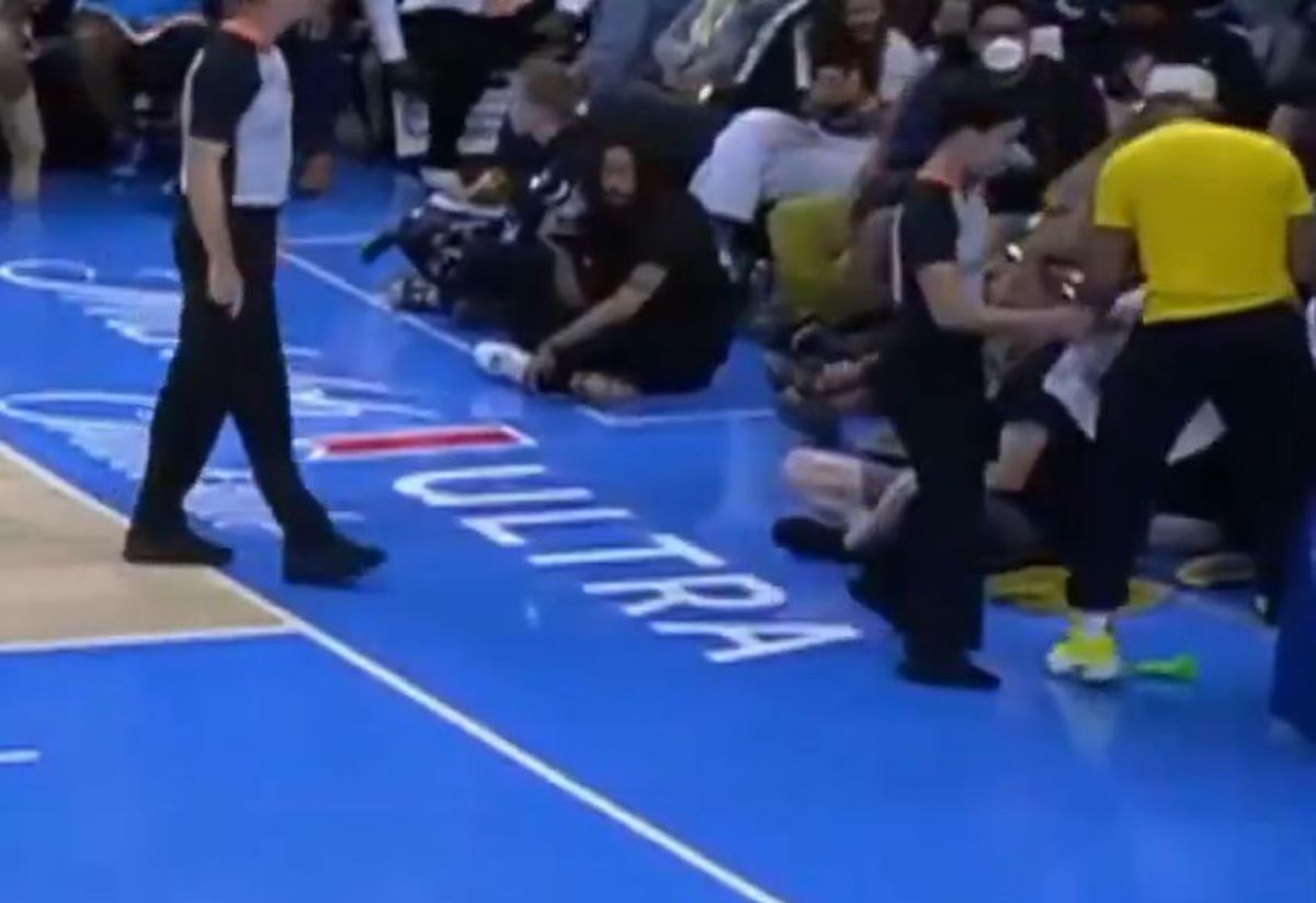 Adevărul din spatele jucăriilor sexuale aruncate pe parchet la meciurile din baschetul feminin american