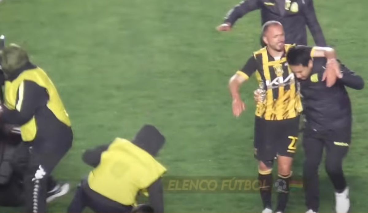 Juan Godoy (The Strongest) a fost rănit la testicule de o rachetă lansată în teren de propriii suporteri!