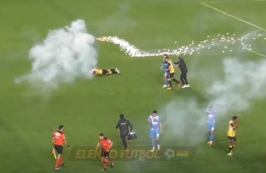 Eroul meciului, lovit de suporterii săi cu o rachetă! » Mijlocașul a părăsit terenul cu arsuri