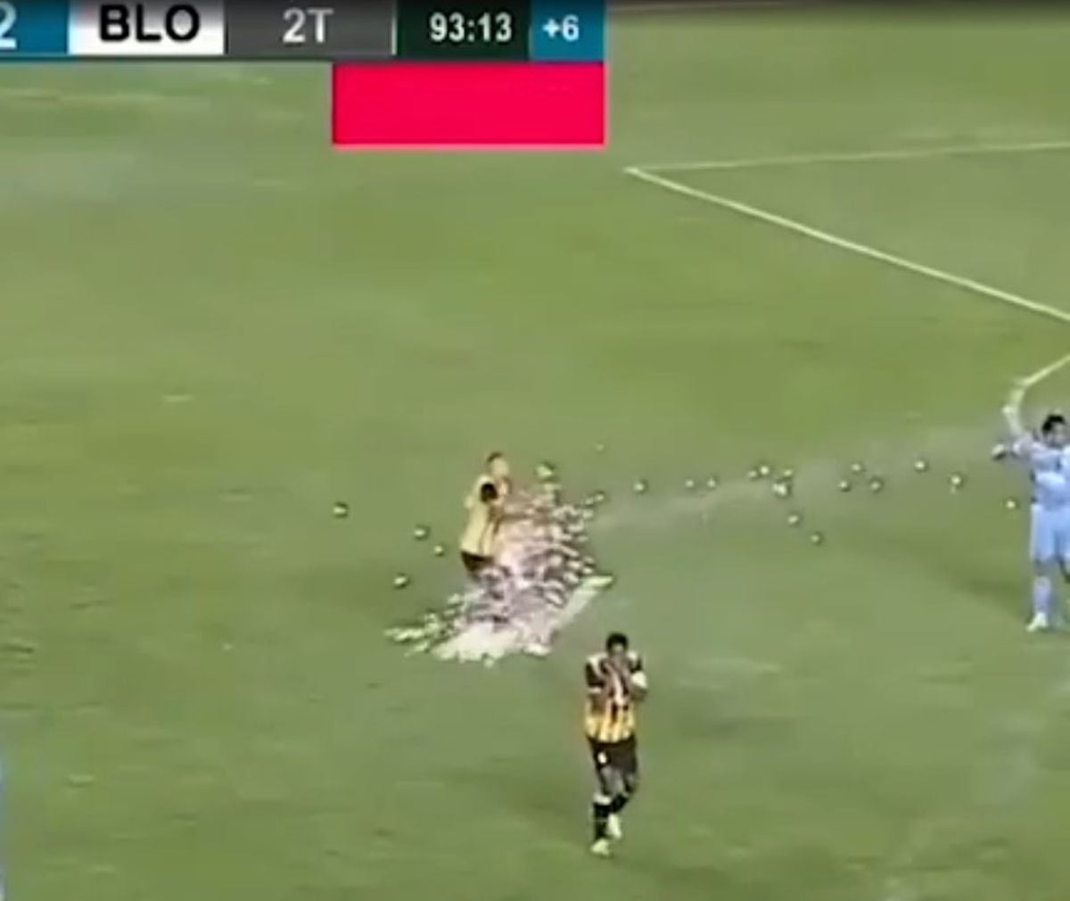 Juan Godoy (The Strongest) a fost rănit la testicule de o rachetă lansată în teren de propriii suporteri!