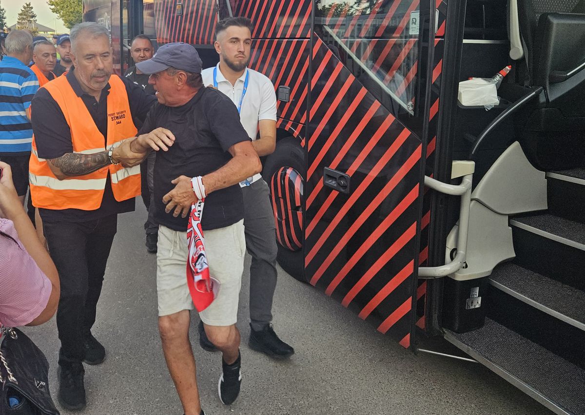 Moment tensionat înainte de Metaloglobus - Dinamo » Forțele de ordine au intervenit imediat după sosirea autocarului