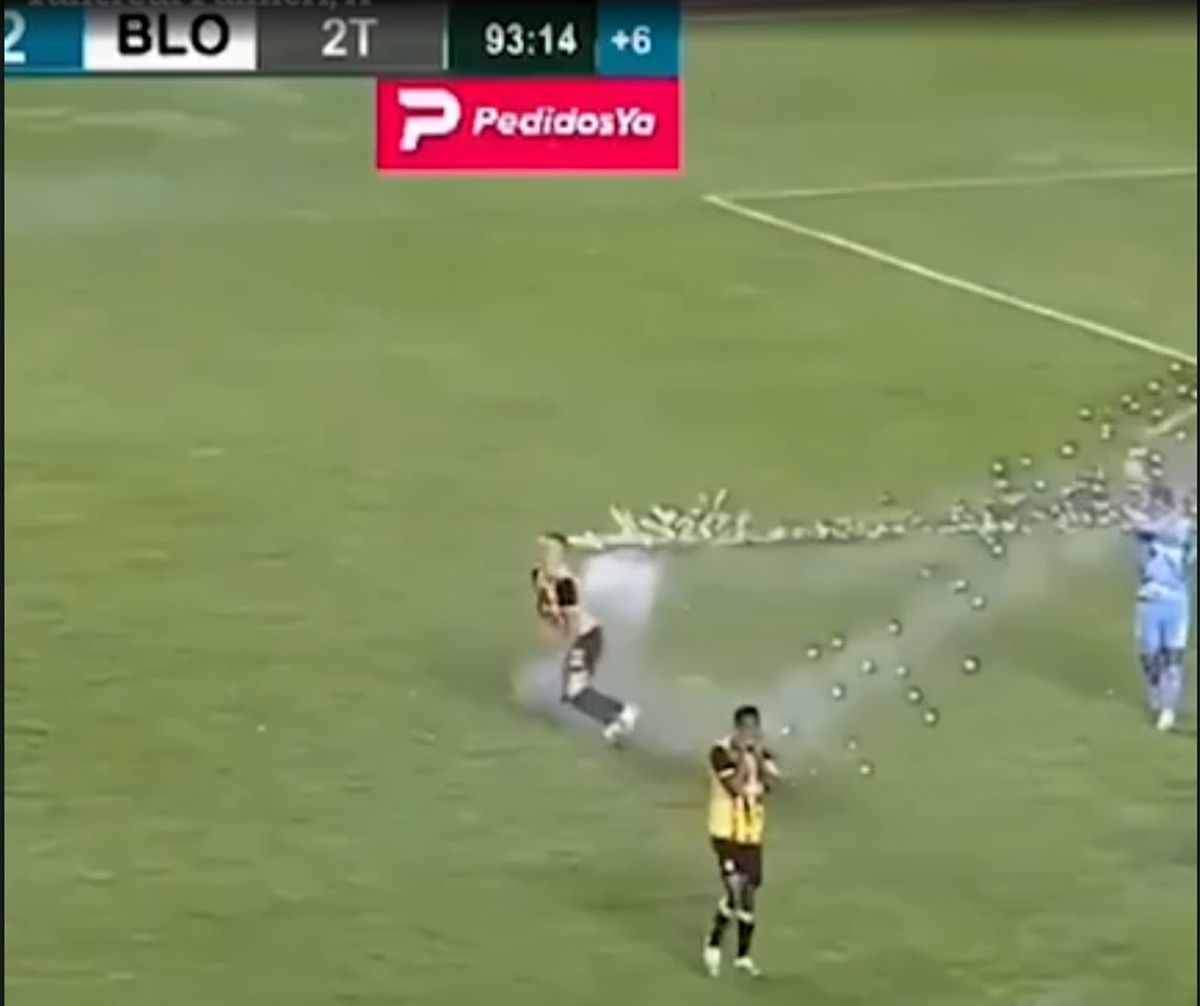 Juan Godoy (The Strongest) a fost rănit la testicule de o rachetă lansată în teren de propriii suporteri!