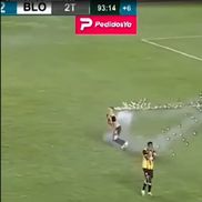 Juan Godoy (The Strongest) a fost rănit la testicule de o rachetă lansată în teren de propriii suporteri! / Foto: X