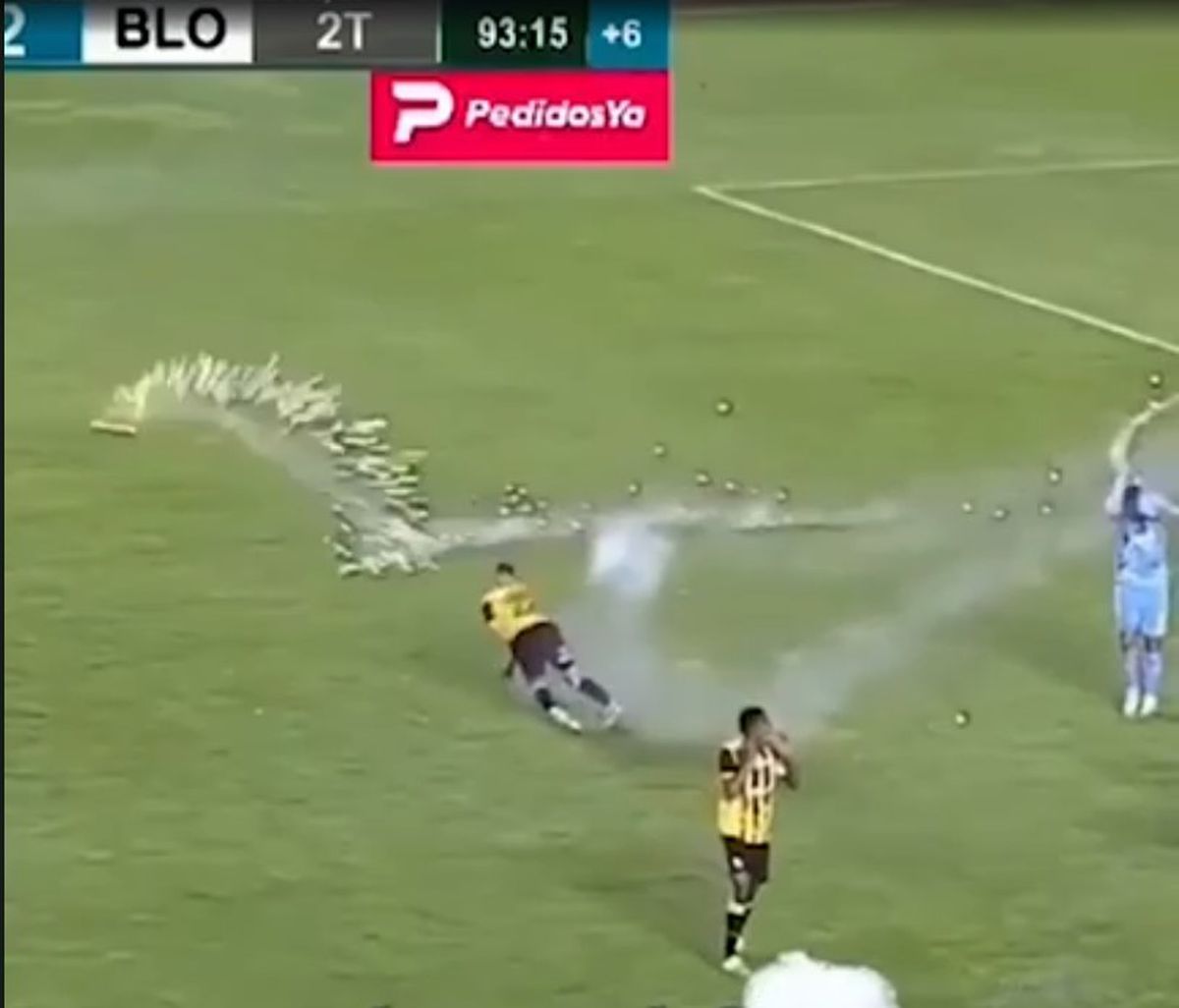 Juan Godoy (The Strongest) a fost rănit la testicule de o rachetă lansată în teren de propriii suporteri!