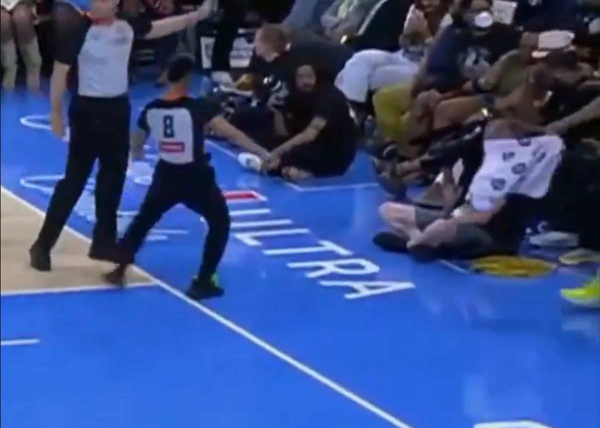 Adevărul din spatele jucăriilor sexuale aruncate pe parchet la meciurile din baschetul feminin american