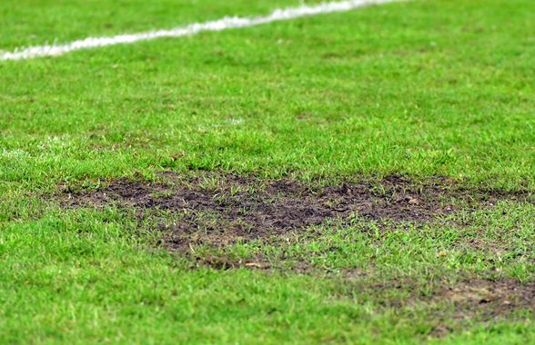 Imagini incredibile! Gazon deplorabil la Metaloglobus - Dinamo