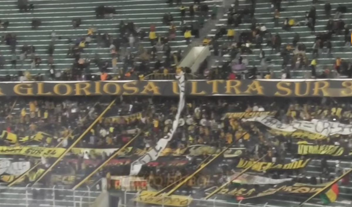 Juan Godoy (The Strongest) a fost rănit la testicule de o rachetă lansată în teren de propriii suporteri!