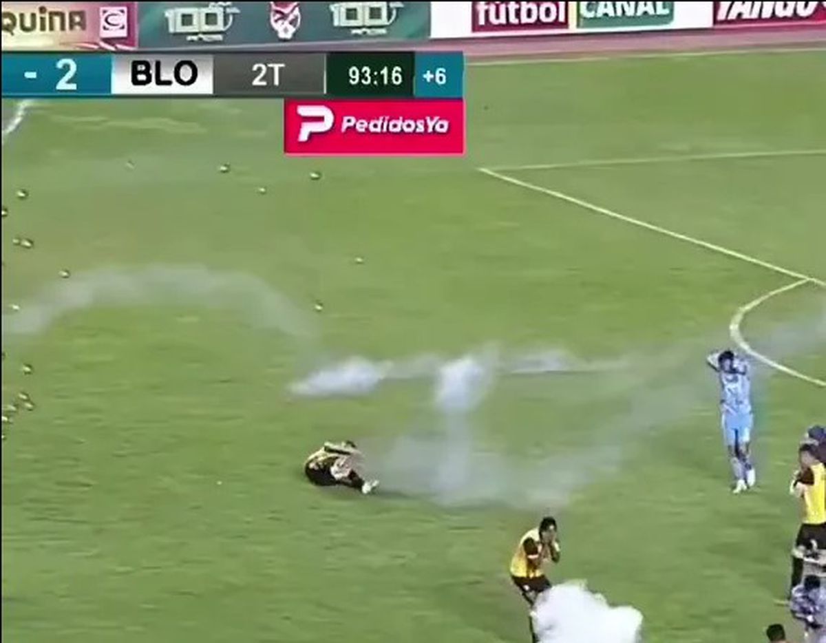 Juan Godoy (The Strongest) a fost rănit la testicule de o rachetă lansată în teren de propriii suporteri!