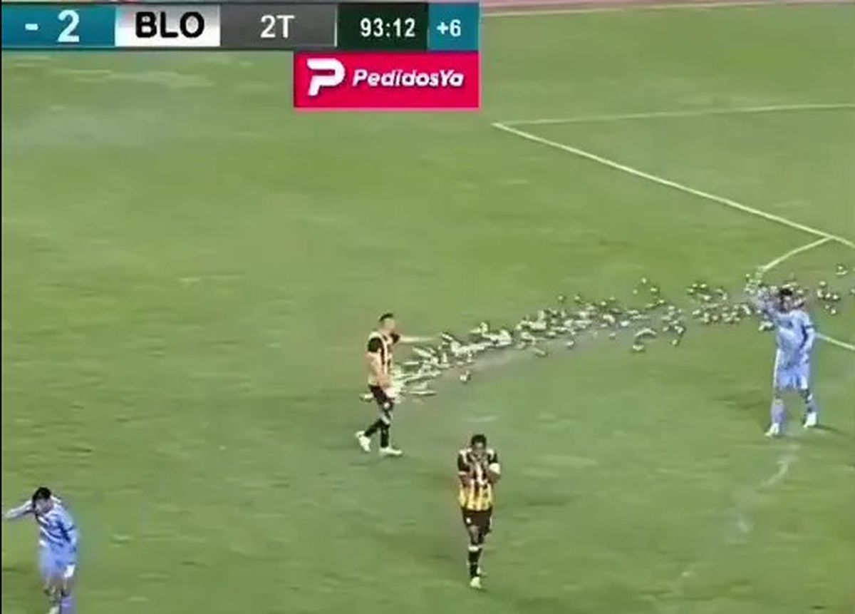 Juan Godoy (The Strongest) a fost rănit la testicule de o rachetă lansată în teren de propriii suporteri!