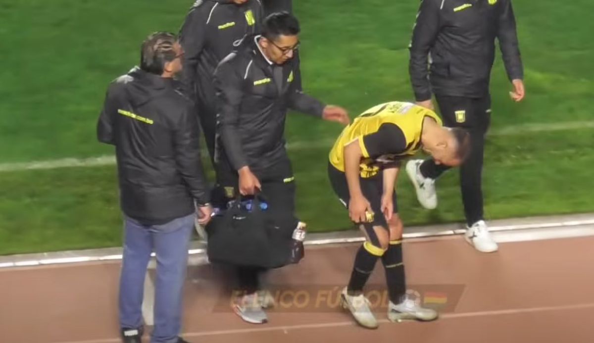 Juan Godoy (The Strongest) a fost rănit la testicule de o rachetă lansată în teren de propriii suporteri!