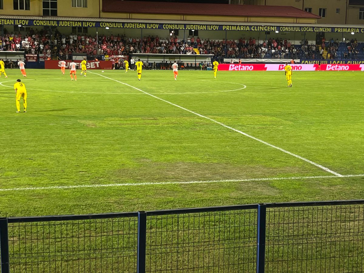 Imagini incredibile! Gazon deplorabil la Metaloglobus - Dinamo