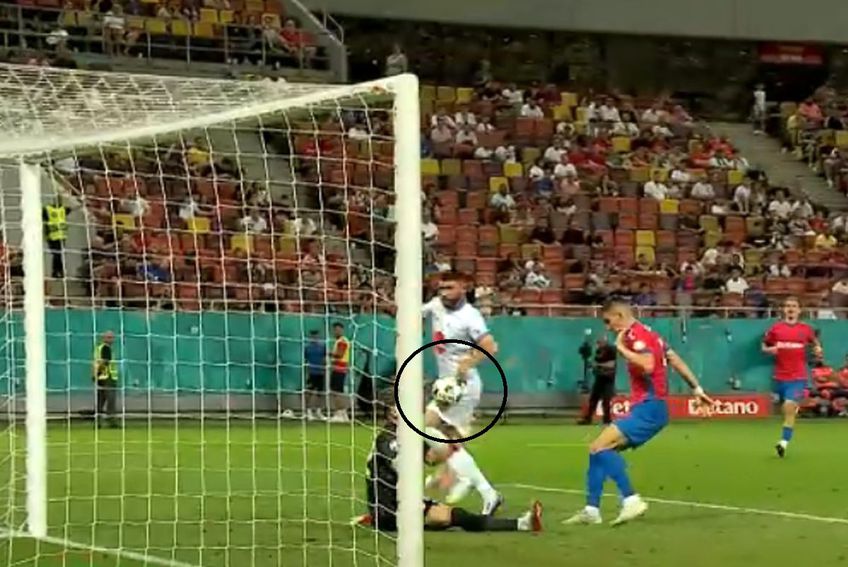 Mingea îl lovește în mâna stângă și în zona șoldului pe Manaj, apoi intră în poartă