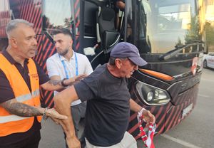 Moment tensionat înainte de Metaloglobus - Dinamo » Forțele de ordine au intervenit imediat după sosirea autocarului