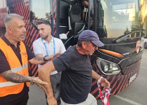 Moment tensionat înainte de Metaloglobus - Dinamo » Forțele de ordine au intervenit imediat după sosirea autocarului