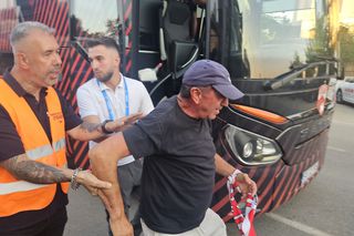 Moment tensionat înainte de Metaloglobus - Dinamo » Forțele de ordine au intervenit imediat după sosirea autocarului