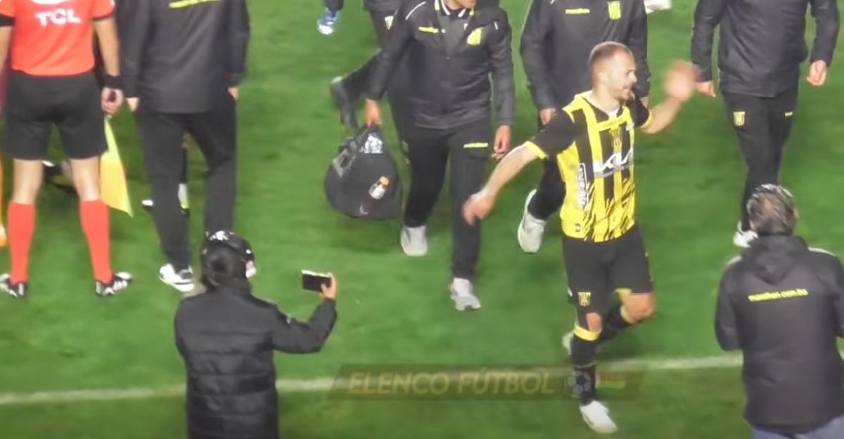 Juan Godoy (The Strongest) a fost rănit la testicule de o rachetă lansată în teren de propriii suporteri!