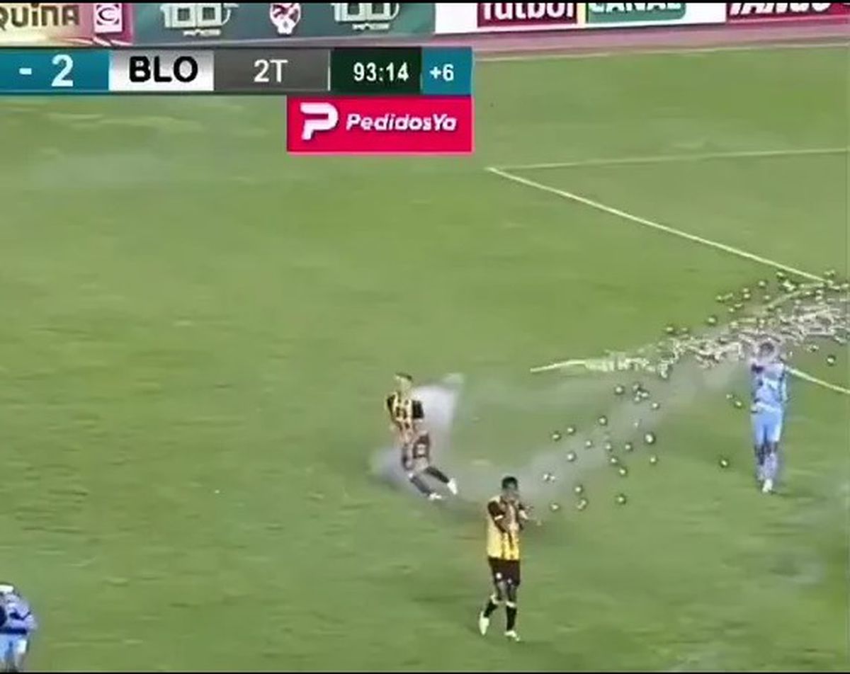 Juan Godoy (The Strongest) a fost rănit la testicule de o rachetă lansată în teren de propriii suporteri!