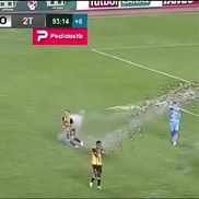 Juan Godoy (The Strongest) a fost rănit la testicule de o rachetă lansată în teren de propriii suporteri! / Foto: X