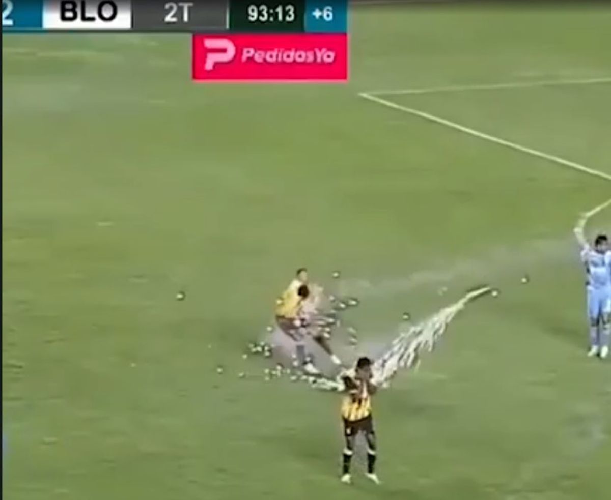 Juan Godoy (The Strongest) a fost rănit la testicule de o rachetă lansată în teren de propriii suporteri!