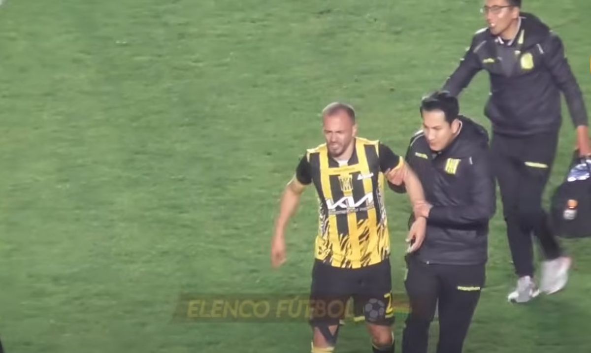 Juan Godoy (The Strongest) a fost rănit la testicule de o rachetă lansată în teren de propriii suporteri!