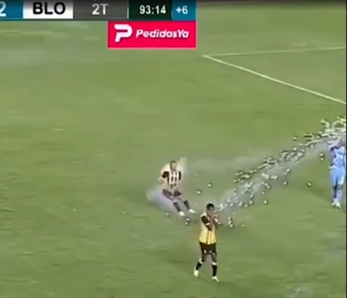 Juan Godoy (The Strongest) a fost rănit la testicule de o rachetă lansată în teren de propriii suporteri!