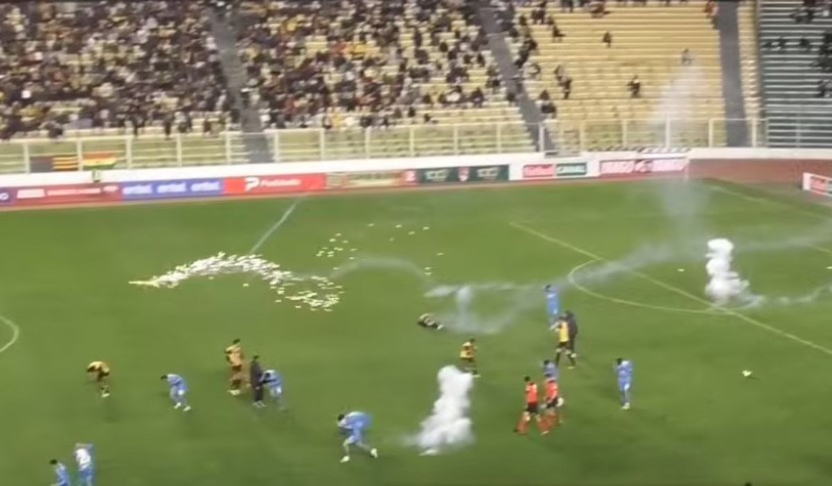 Juan Godoy (The Strongest) a fost rănit la testicule de o rachetă lansată în teren de propriii suporteri!