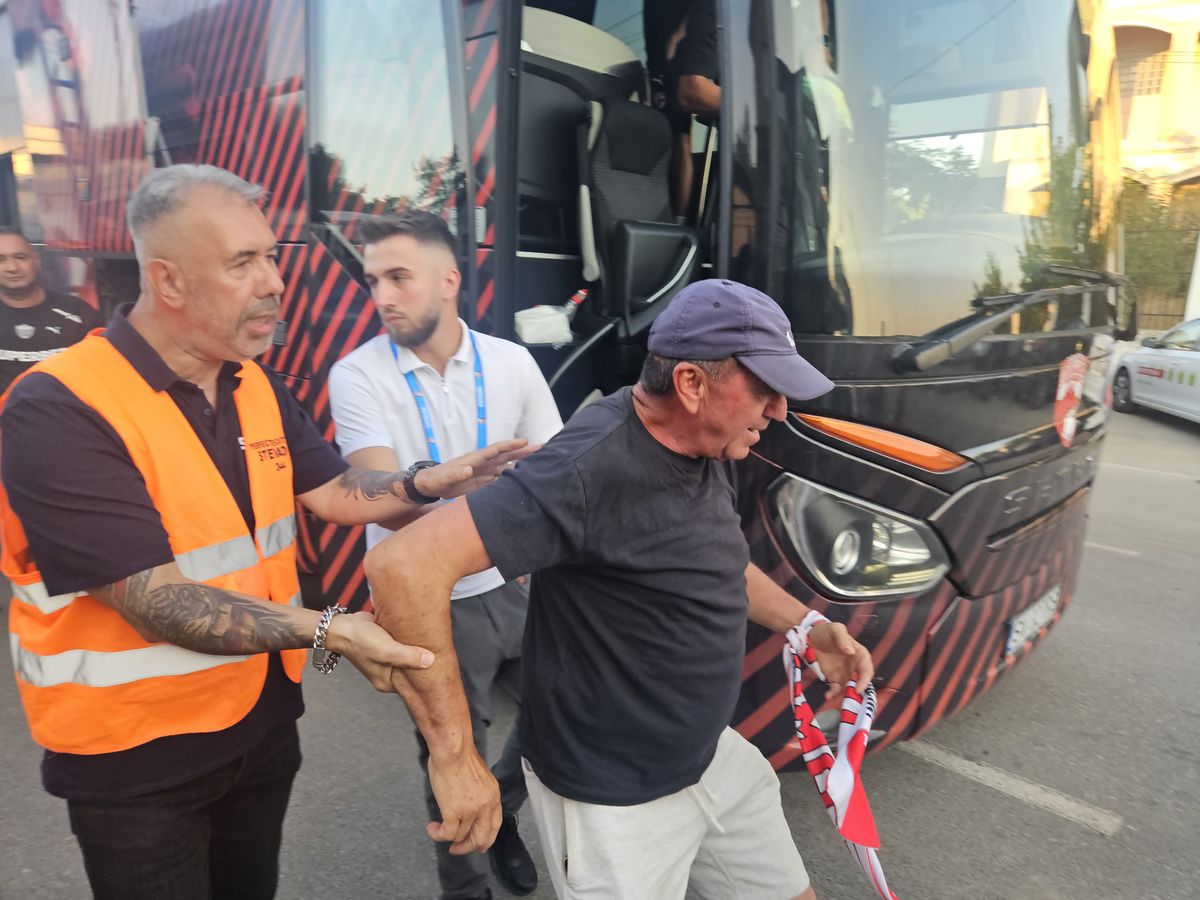 Moment tensionat înainte de Metaloglobus - Dinamo » Forțele de ordine au intervenit imediat după sosirea autocarului