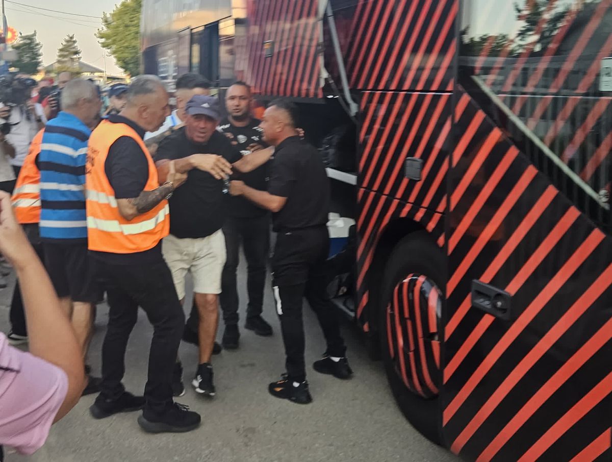 Moment tensionat înainte de Metaloglobus - Dinamo » Forțele de ordine au intervenit imediat după sosirea autocarului