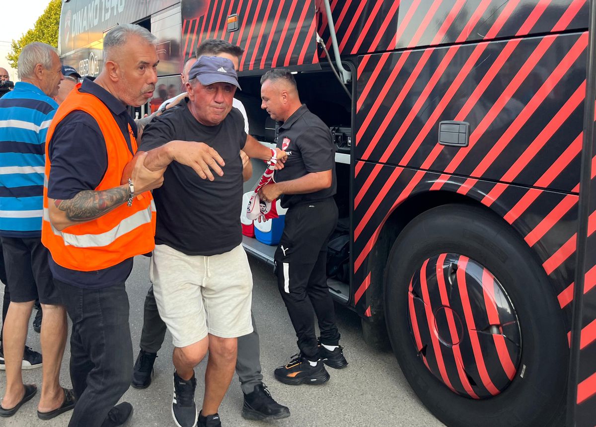 Moment tensionat înainte de Metaloglobus - Dinamo » Forțele de ordine au intervenit imediat după sosirea autocarului