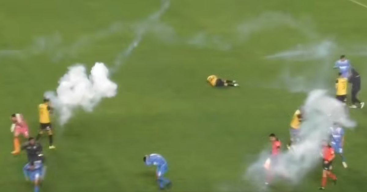 Juan Godoy (The Strongest) a fost rănit la testicule de o rachetă lansată în teren de propriii suporteri!