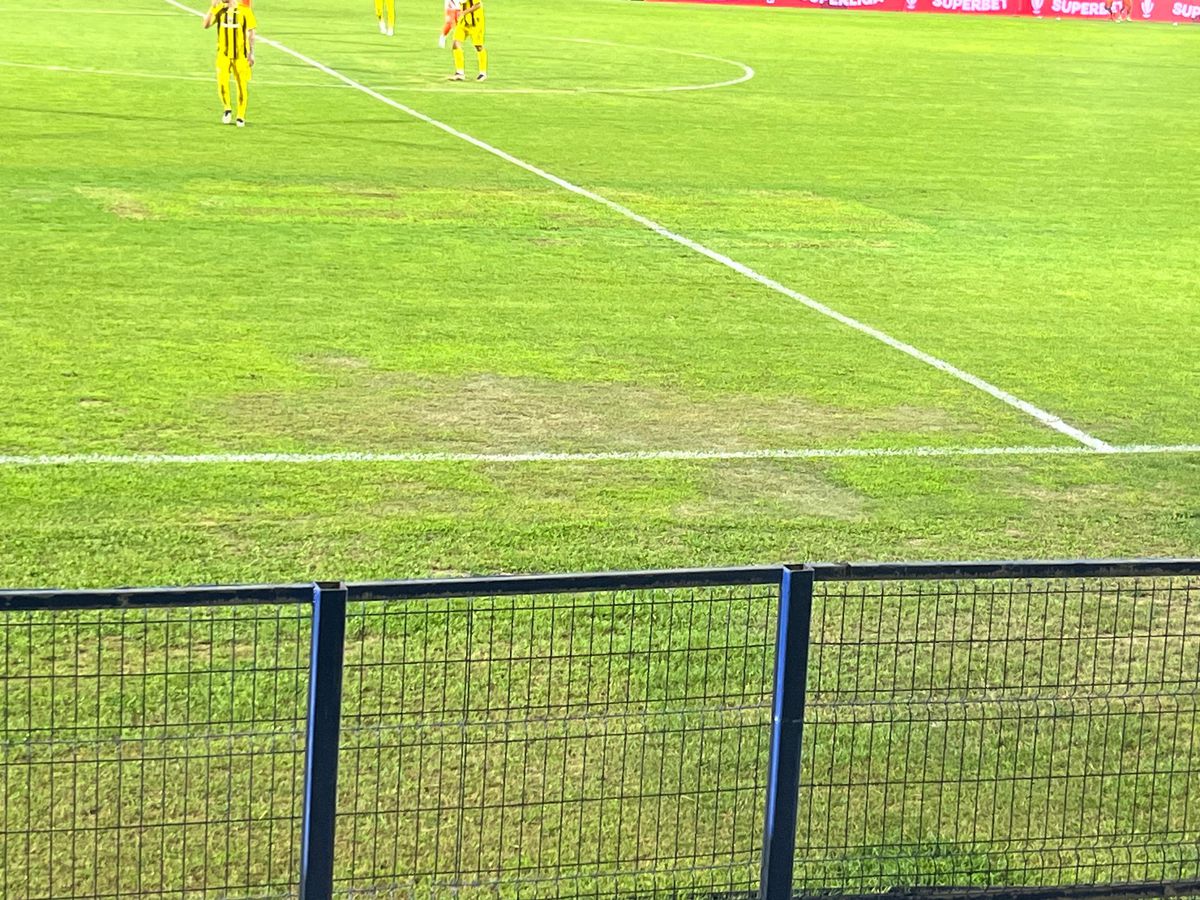 Imagini incredibile! Gazon deplorabil la Metaloglobus - Dinamo