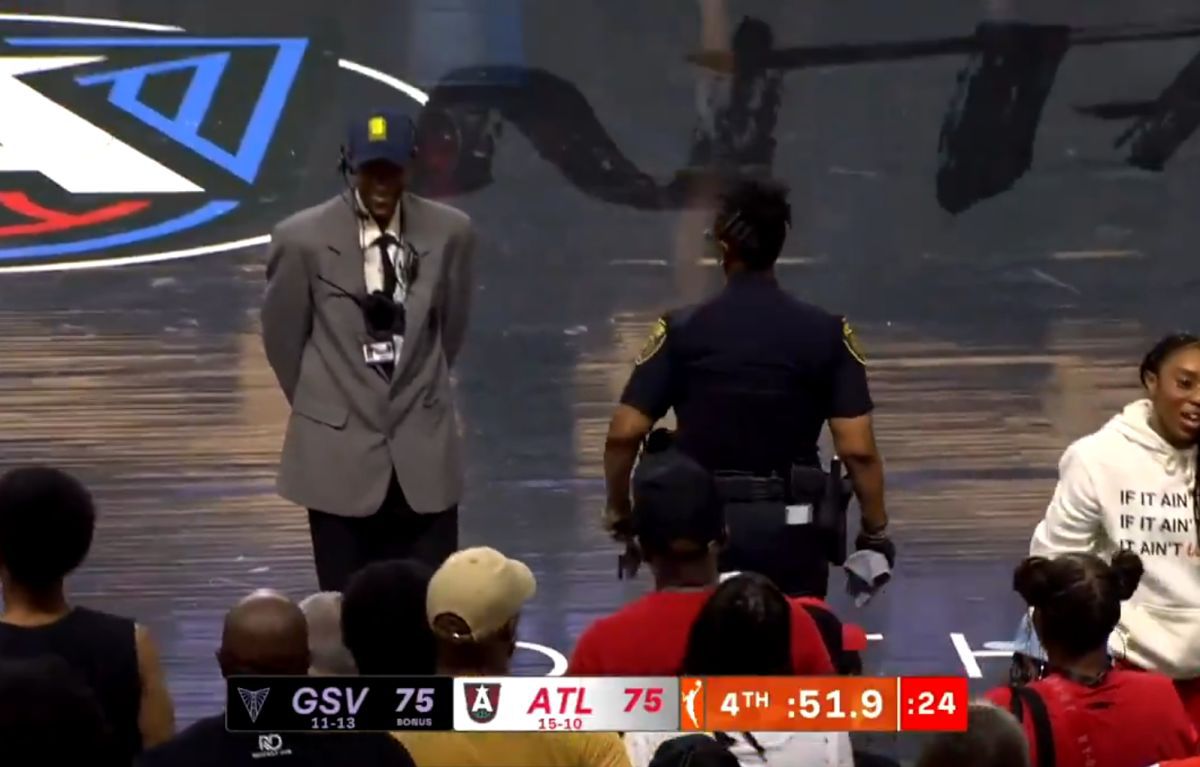 Adevărul din spatele jucăriilor sexuale aruncate pe parchet la meciurile din baschetul feminin american