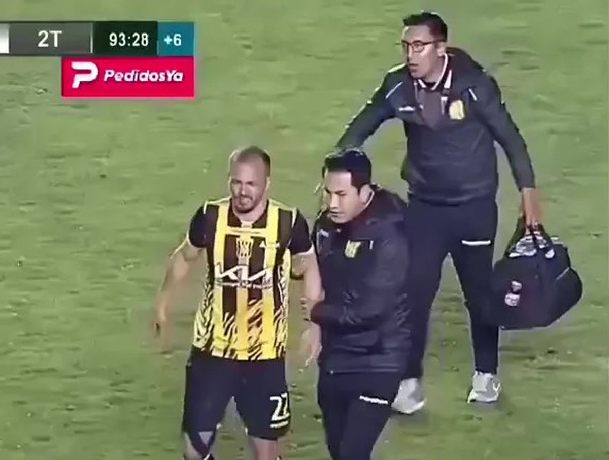 Juan Godoy (The Strongest) a fost rănit la testicule de o rachetă lansată în teren de propriii suporteri!