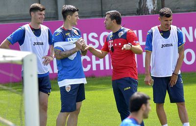 ROMÂNIA - MALTA // De unde a pornit scandalul dintre Cristi Săpunaru și Cosmin Contra: „Bă, stinge țigara!” / „Lasă că mai ai tu nevoie de mine!”