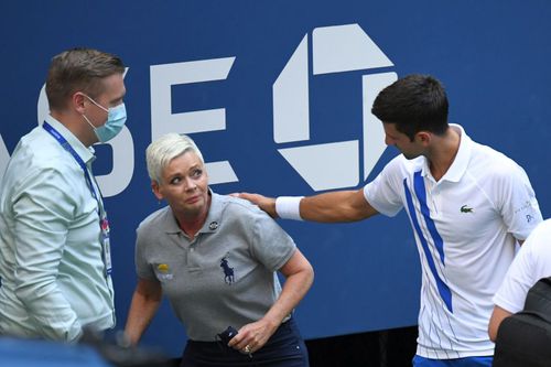 Novak Djokovic și Laura Clark, arbitrul lovit de sârb cu mingea // foto: reuters