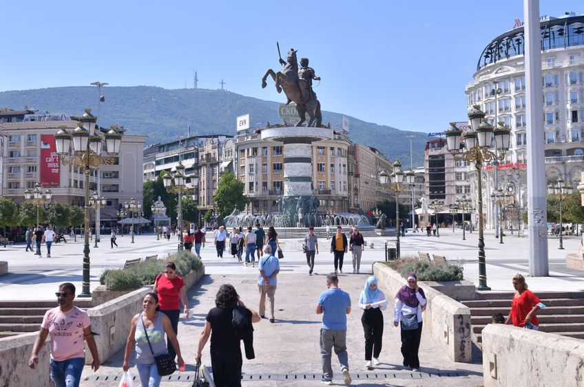 Skopje, oraș cu 600.000 de locuitori, impresionează prin numeroase monumente. Autoritățile au investit peste 200 de milioane de euro pentru a reconstruit capitala Macedoniei după cutremurul devastator din 1963.