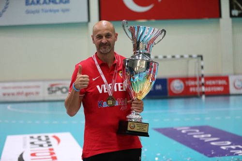 Costică Buceschi zâmbind cu trofeul Supercupei Turciei în brațe