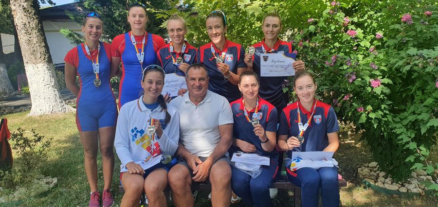 Câteva dintre canotoarele de la Steaua alături de antrenorul Vasile Măstăcan Medaliații olimpici de la Tokyo participă în aceste zile la Campionatele Naționale, pe lacul Snagov